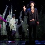 SO WAS VON DA
Deutsches Schauspielhaus Hamburg. Premiere 12. Januar 2013.
Für die Bühne bearbeitet von Nicola Bramkamp und Jorinde Dröse

Regie: Jorinde Dröse, Bühne: Natascha von Steiger, Kostüm: Bettina Schürmann, Video: Stefan Bischoff, Musik: Anton Spielmann, Jonas Hinnerkort, Sebastian Muxfeldt (1000 Robota), Dramaturgie: Ebba Durstewitz, Kristina Ohmen

Mit: Marion Breckwoldt, Julischka Eichel, Glenn Goltz, Jörg Kleemann, Hanns Jörg Krumpholz, Martin Pawlowsky, Anton Spielmann, Maria Magdalena Wardzinska, Martin Wißner, Sören Wunderlich